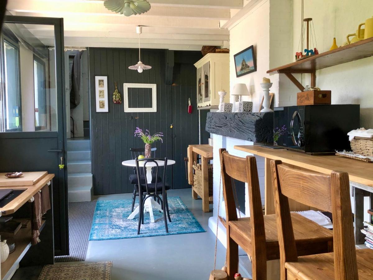 Le Grenier Du Jardin Bed & Breakfast Pontorson Exterior photo