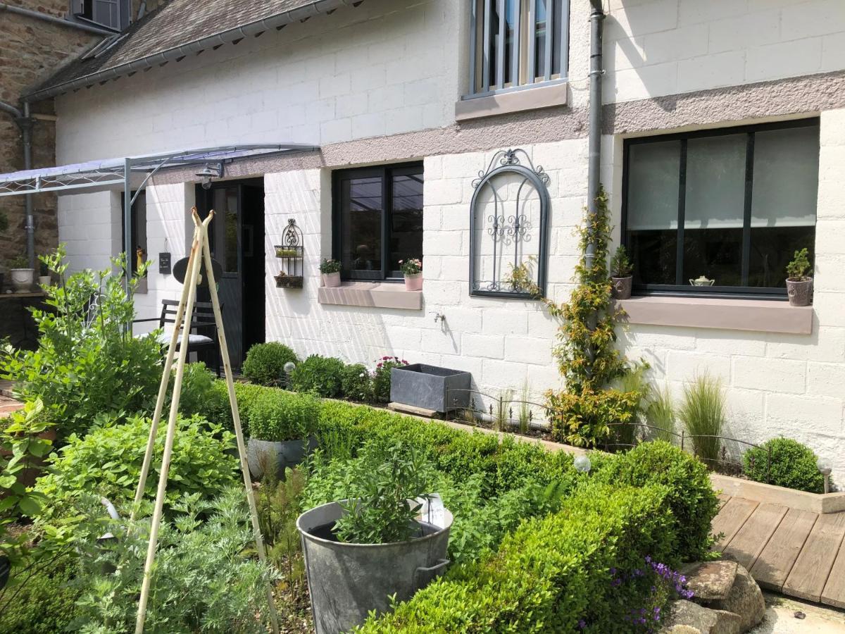 Le Grenier Du Jardin Bed & Breakfast Pontorson Exterior photo